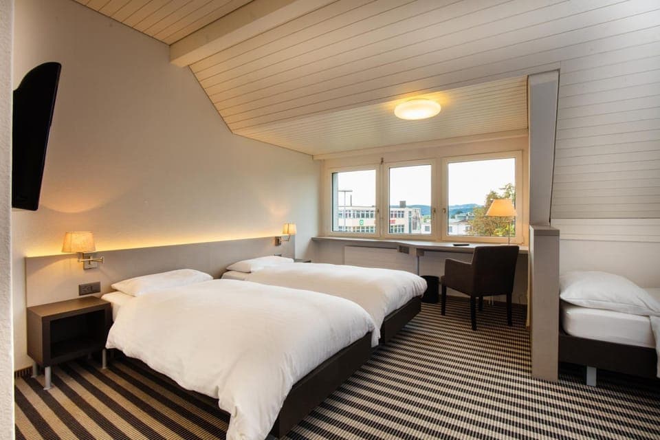 Hypo-allergenic bedding, desk, blackout drapes, free WiFi