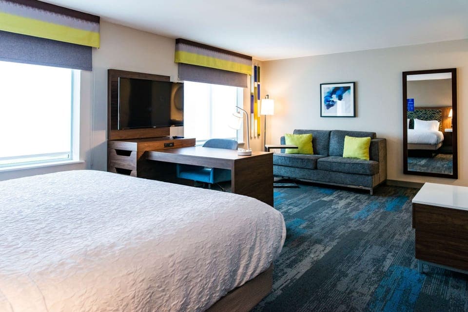 Studio, 1 King Bed, Refrigerator & Microwave (Wet bar) | Hypo-allergenic bedding, in-room safe, desk, blackout drapes