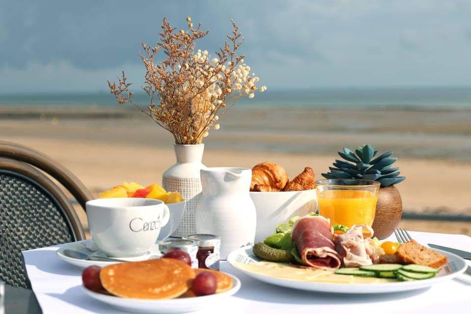 Daily continental breakfast (EUR 15 per person)
