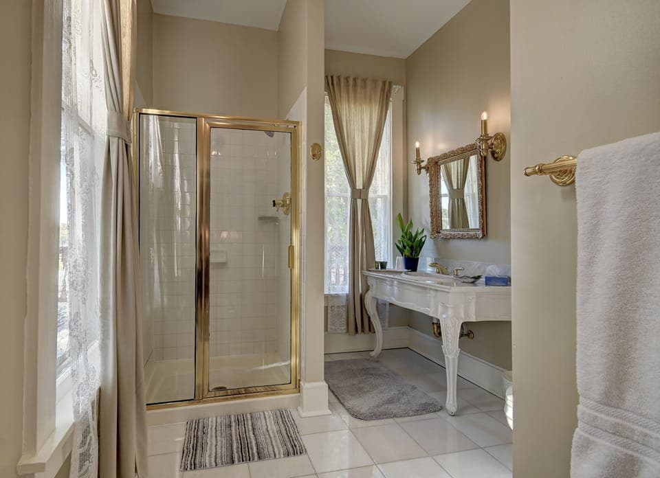 Frederick Premium Suite | Bathroom | Free toiletries, hair dryer, towels