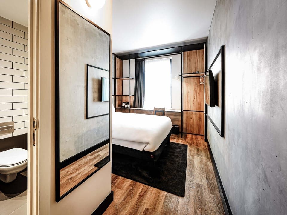 Desk, laptop workspace, soundproofing, free WiFi