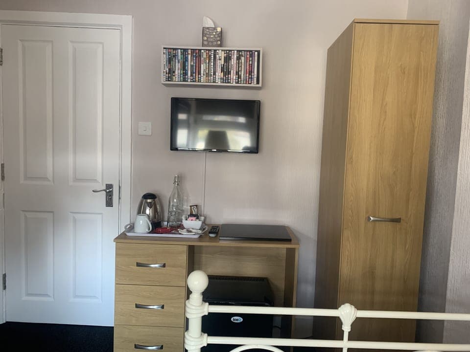 Single Room | Iron/ironing board, free WiFi, bed sheets