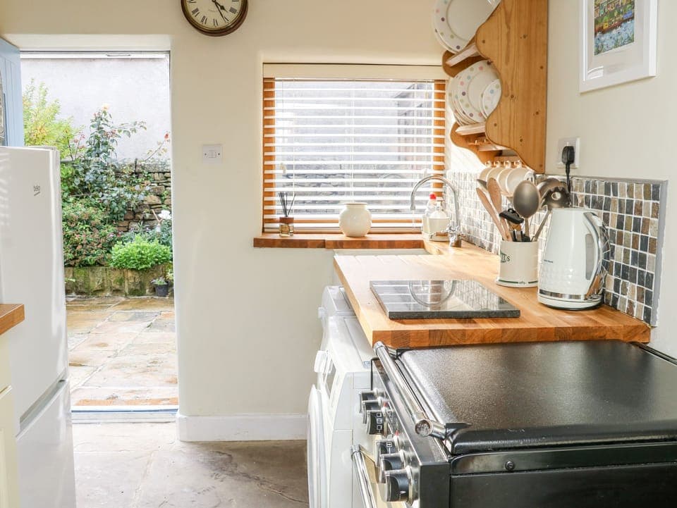 Cottage | Private kitchen | Fridge, dishwasher, cookware/dishes/utensils