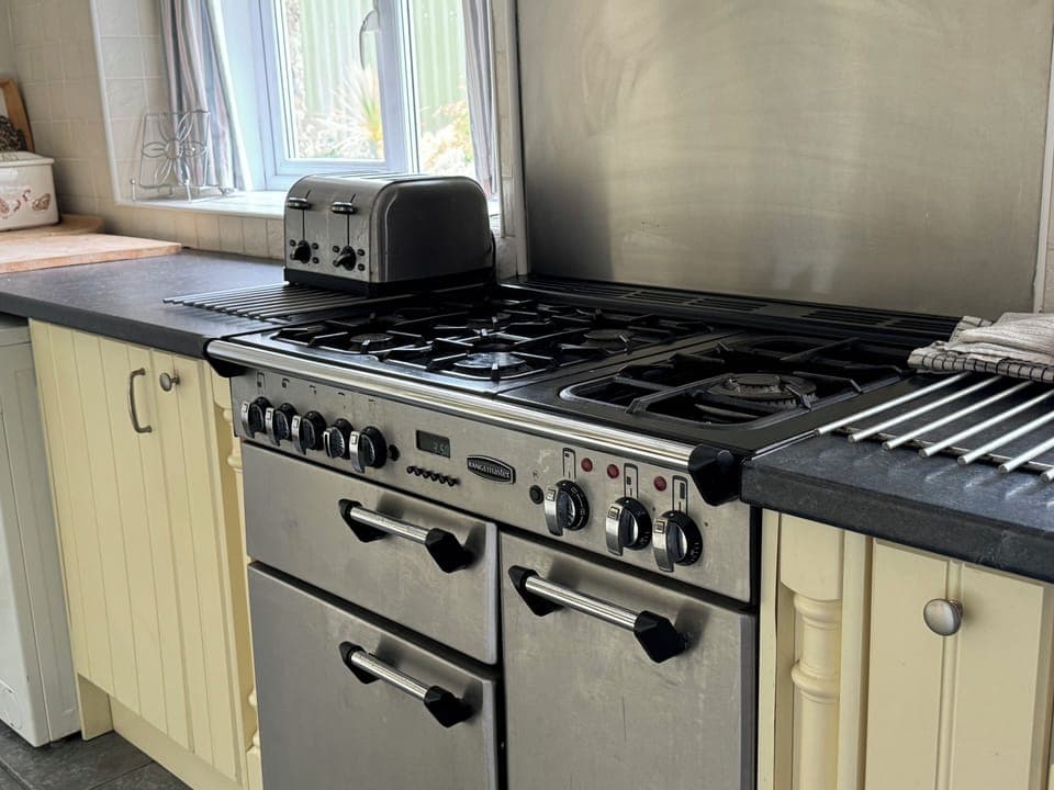 Cottage | Private kitchen | Fridge, dishwasher, cookware/dishes/utensils