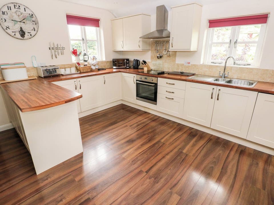 Cottage | Private kitchen | Fridge, dishwasher, cookware/dishes/utensils