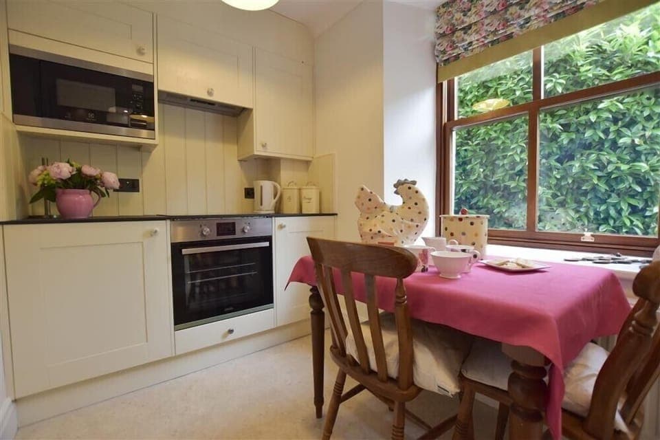 Cottage | Private kitchen | Fridge, cookware/dishes/utensils