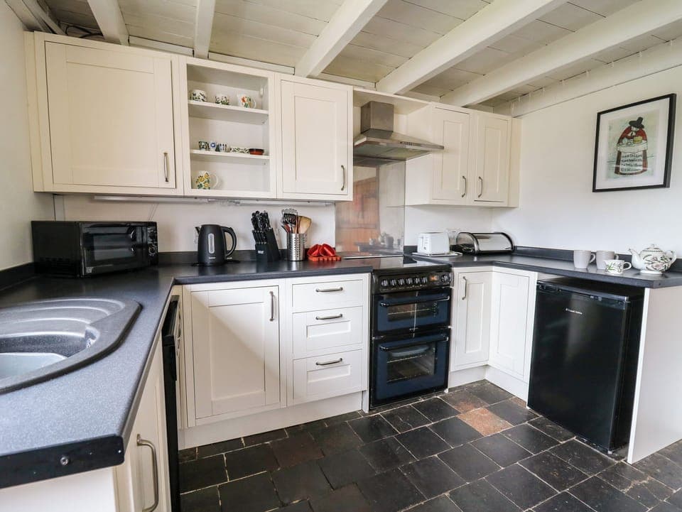 Cottage | Private kitchen | Fridge, dishwasher, toaster, cookware/dishes/utensils