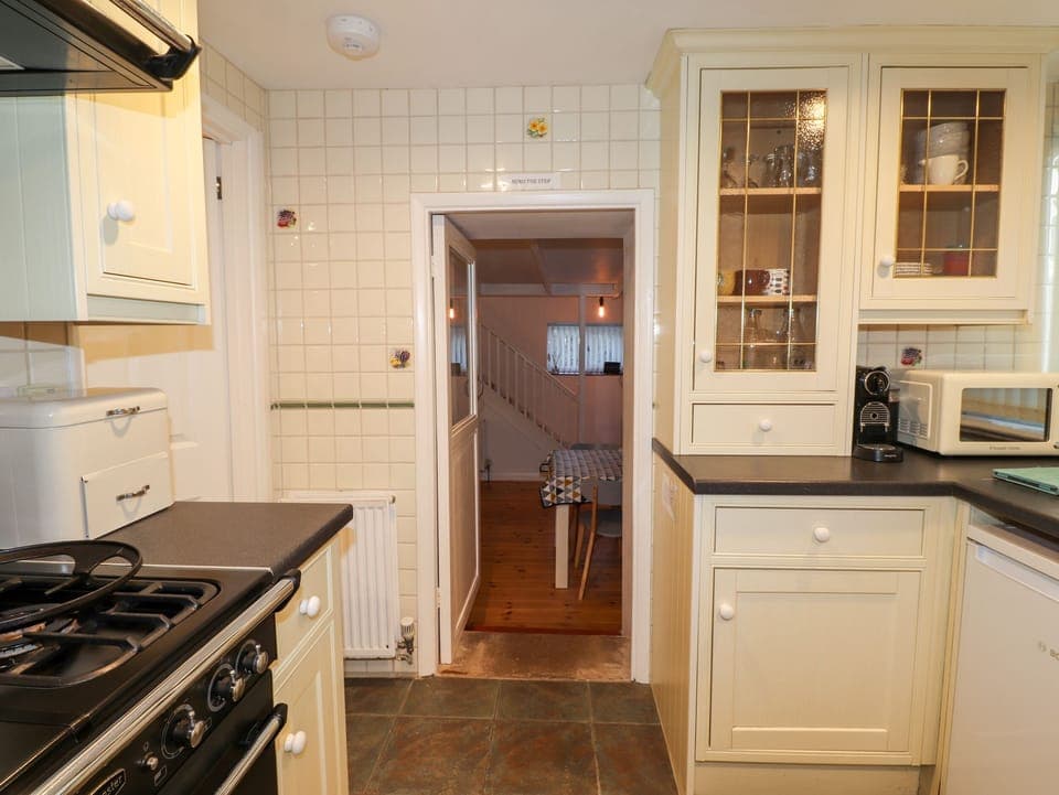 Cottage | Private kitchen | Fridge, dishwasher, cookware/dishes/utensils