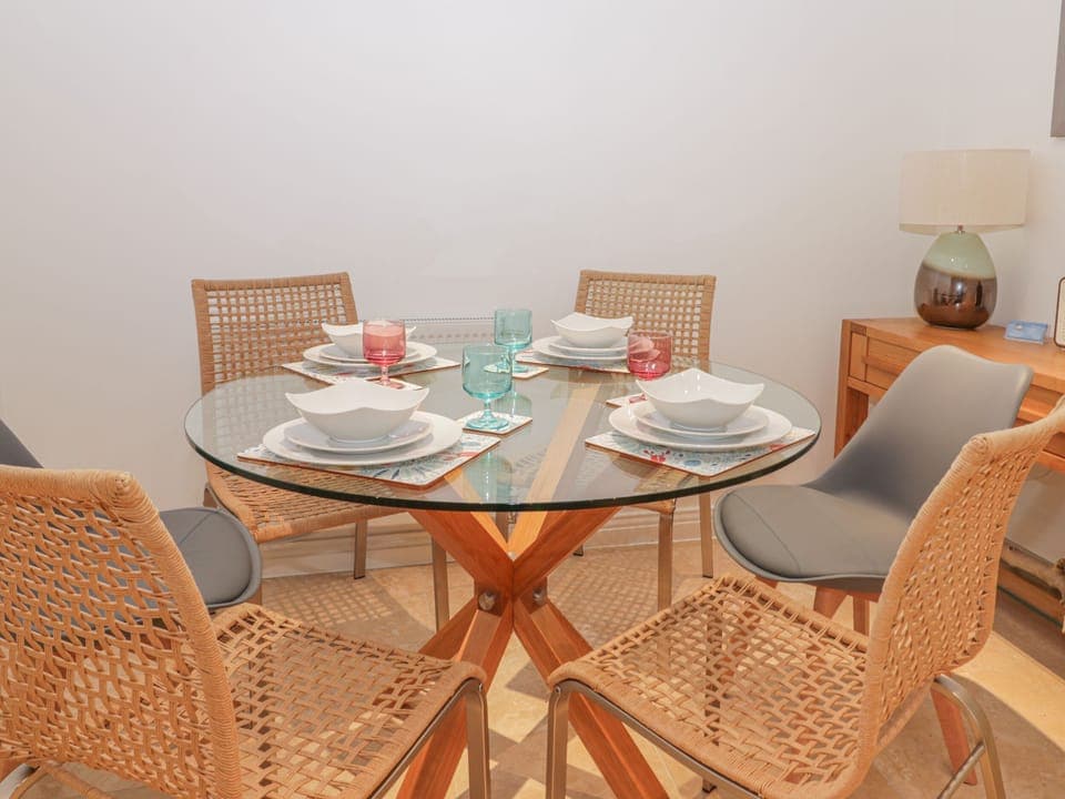 Cottage | Private kitchen | Dishwasher, cookware/dishes/utensils