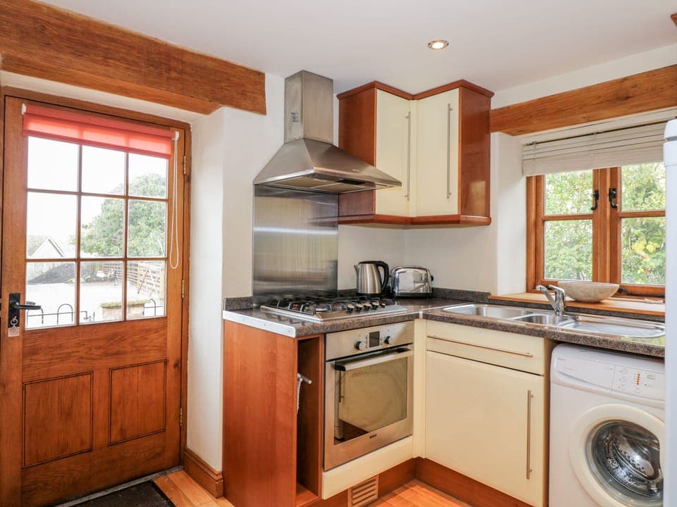 Cottage | Private kitchen | Fridge, electric kettle, toaster, cookware/dishes/utensils