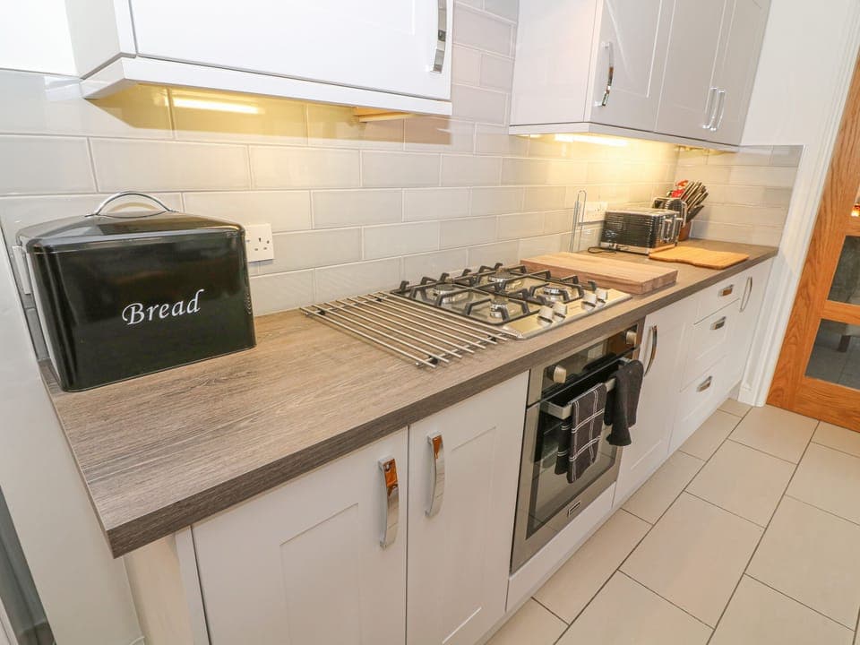 Cottage | Private kitchen | Fridge, dishwasher, electric kettle, toaster