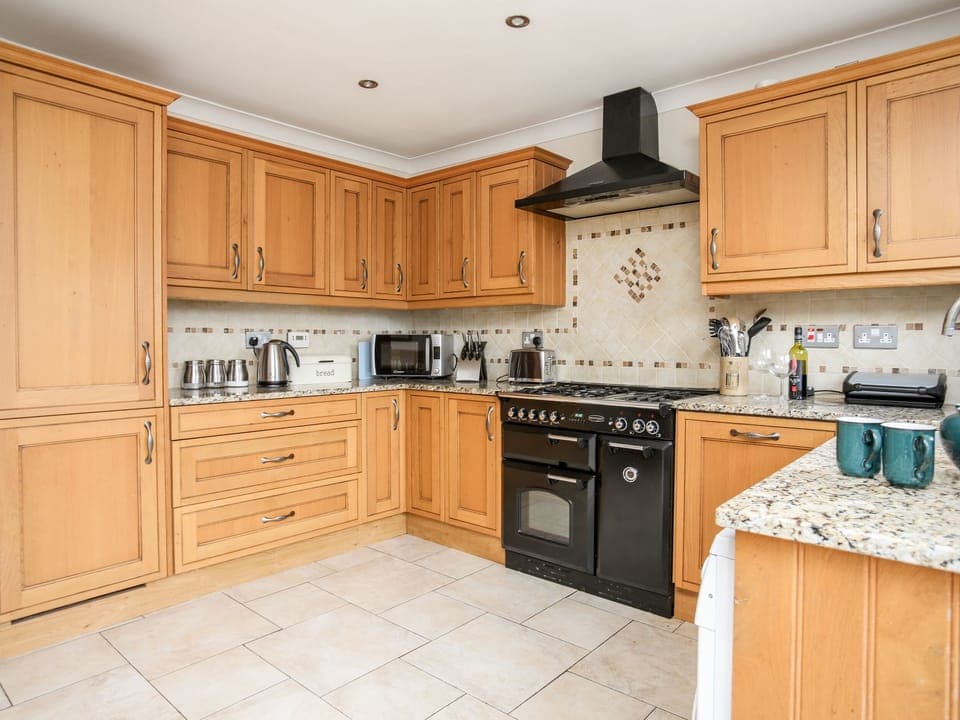 Cottage | Private kitchen | Dishwasher, cookware/dishes/utensils