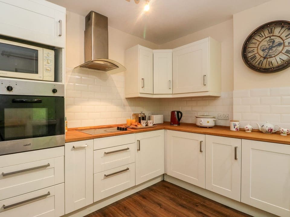 Cottage | Private kitchen | Fridge, toaster, cookware/dishes/utensils