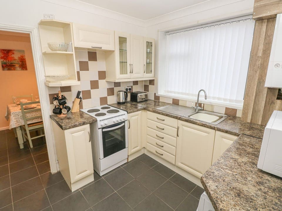 Cottage | Private kitchen | Fridge, electric kettle, toaster, cookware/dishes/utensils