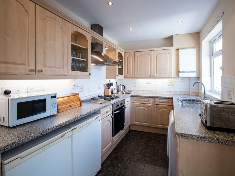 Cottage | Private kitchen | Fridge, electric kettle, toaster, cookware/dishes/utensils
