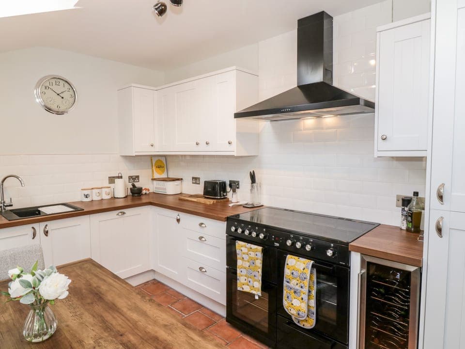 Cottage | Private kitchen | Fridge, dishwasher, electric kettle, toaster