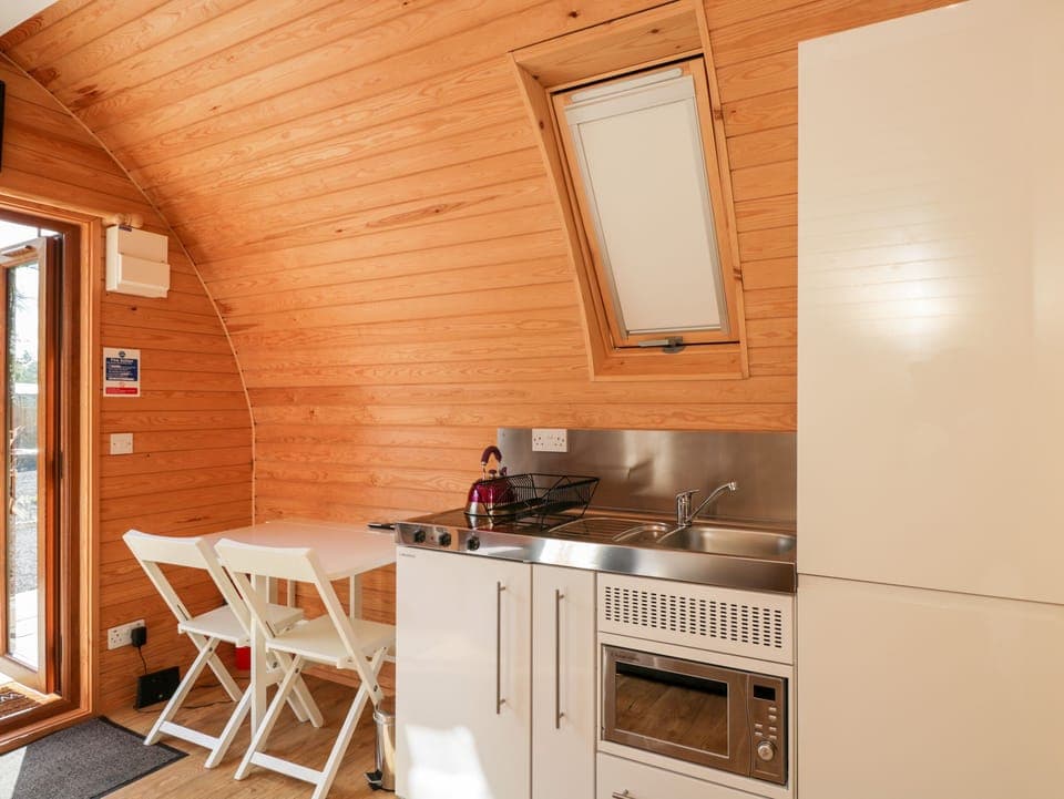 Cottage | Private kitchen | Fridge, electric kettle, toaster, cookware/dishes/utensils