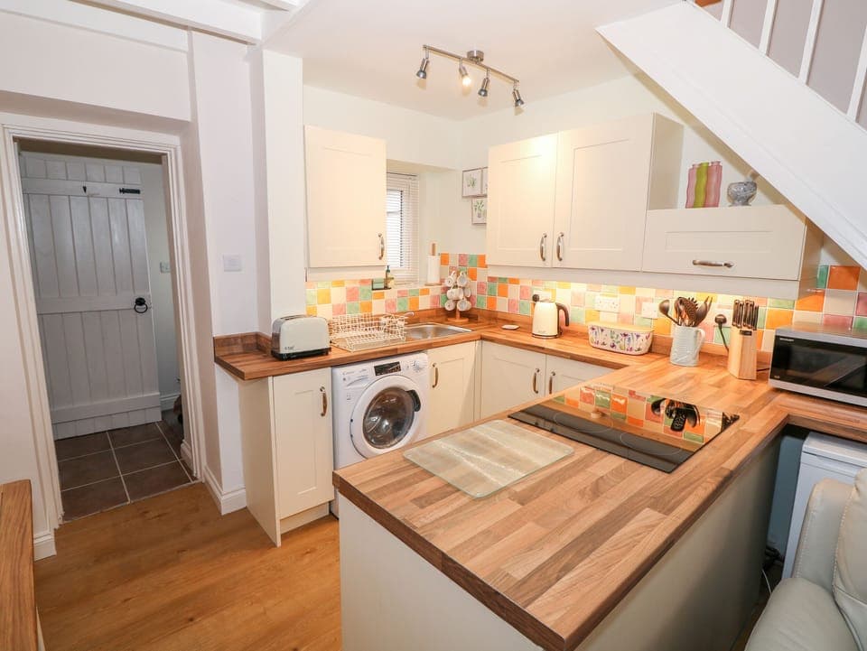 Cottage | Private kitchen | Fridge, electric kettle, toaster, cookware/dishes/utensils