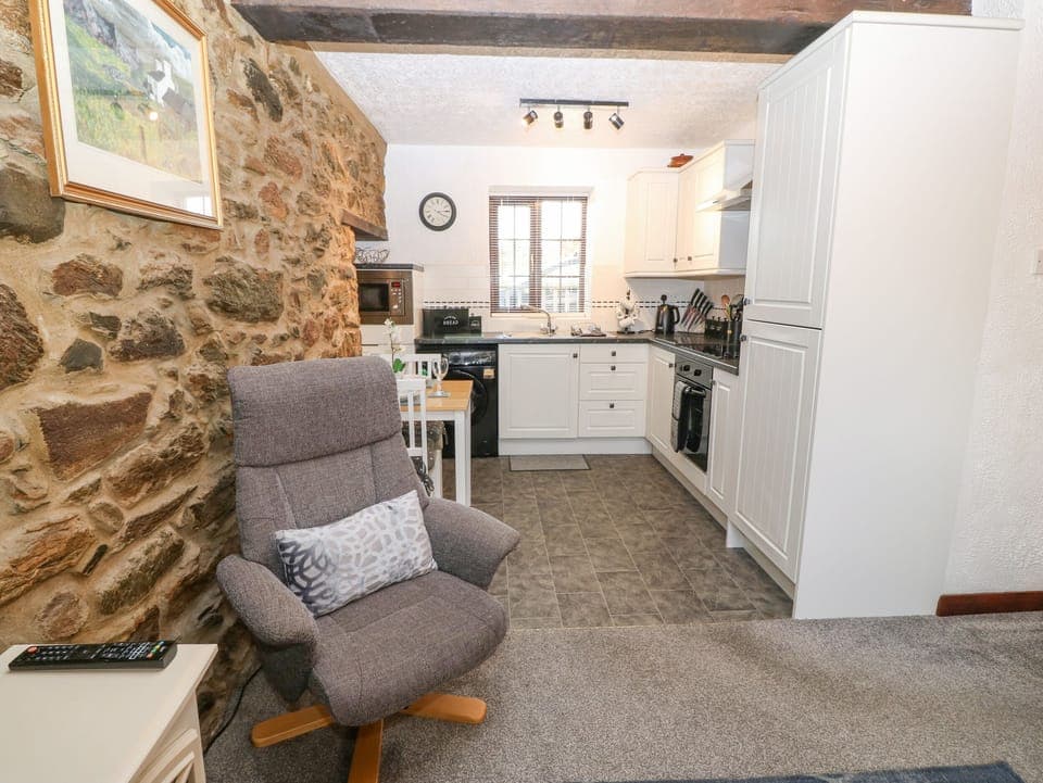 Cottage | Private kitchen | Fridge, cookware/dishes/utensils