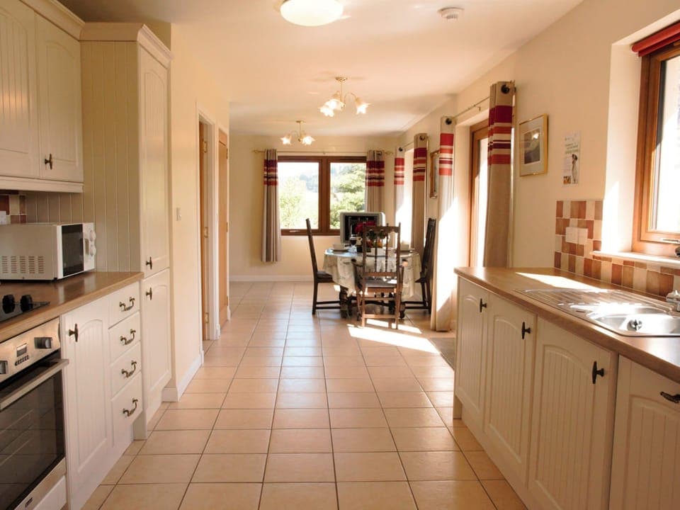 Cottage | Private kitchen | Fridge, dishwasher, electric kettle, toaster