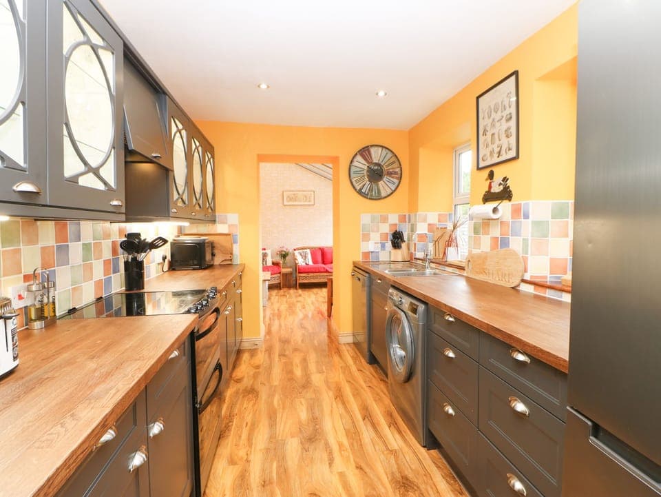 Cottage | Private kitchen | Fridge, dishwasher, electric kettle, toaster