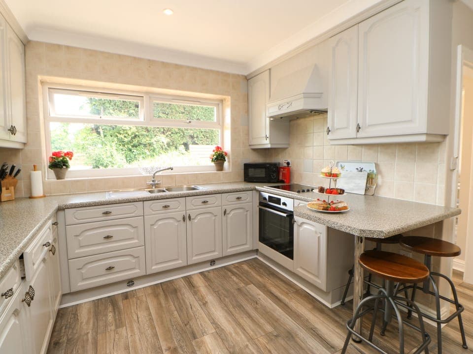 Cottage | Private kitchen | Fridge, dishwasher, cookware/dishes/utensils