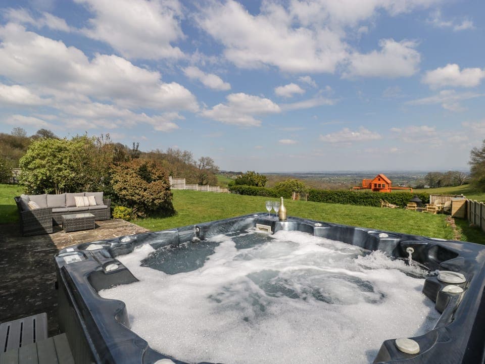 Cottage | Outdoor spa tub