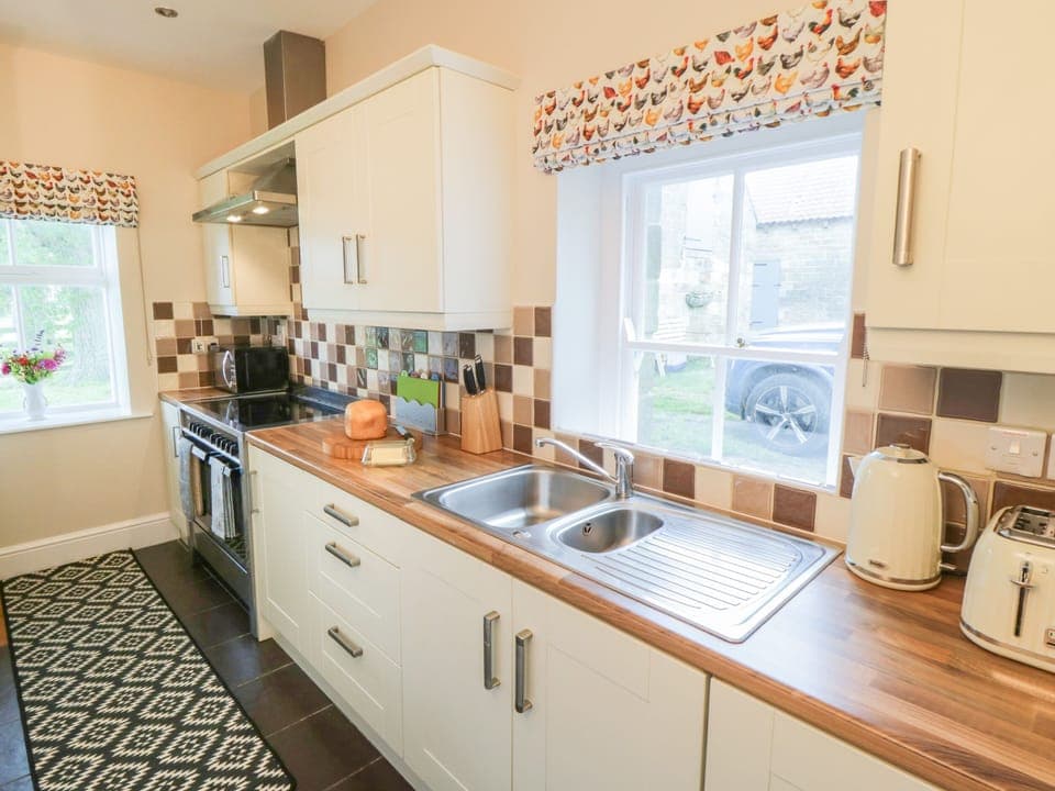 Cottage | Private kitchen | Fridge, dishwasher, electric kettle, toaster