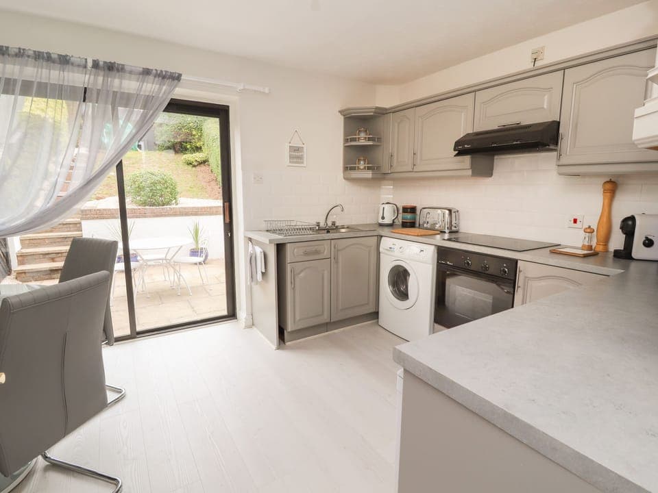 Cottage | Private kitchen | Fridge, electric kettle, toaster, cookware/dishes/utensils