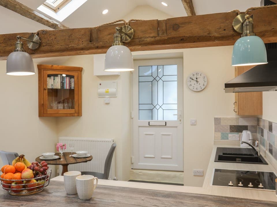 Cottage | Private kitchen | Fridge, electric kettle, toaster, cookware/dishes/utensils