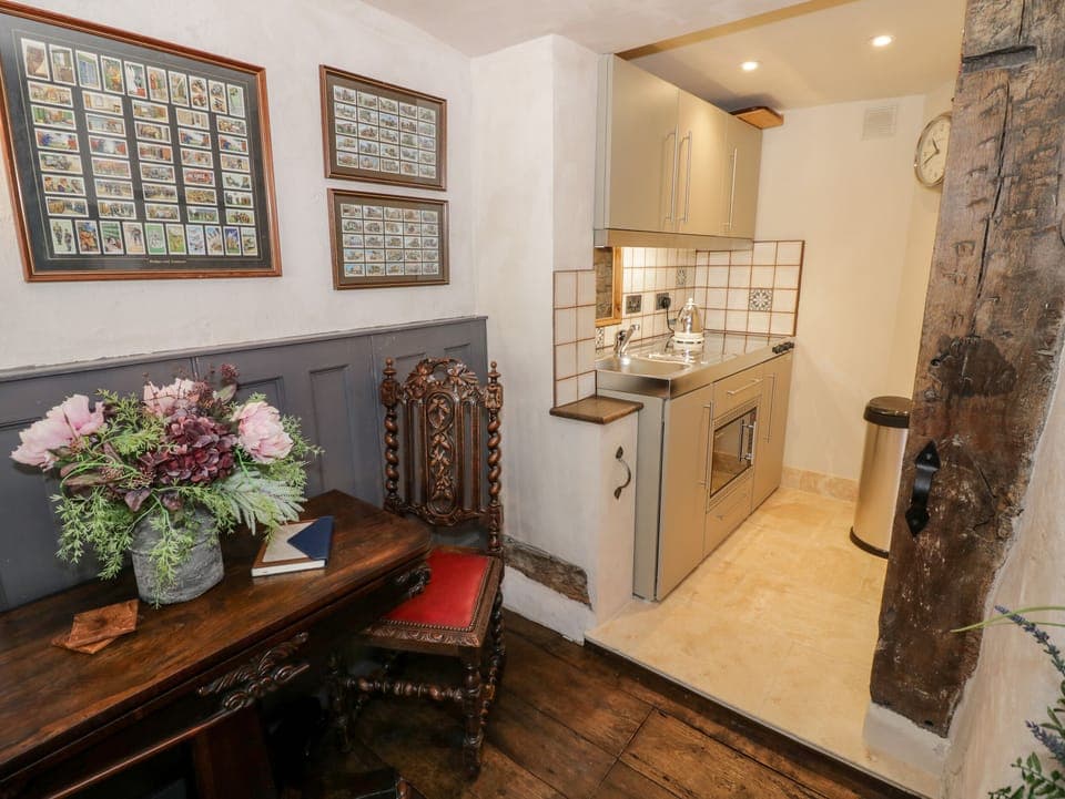 Cottage | Private kitchen | Fridge, electric kettle, toaster, cookware/dishes/utensils