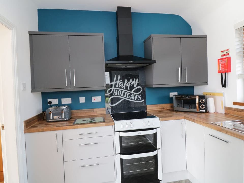 Cottage | Private kitchen | Fridge, dishwasher, electric kettle, toaster