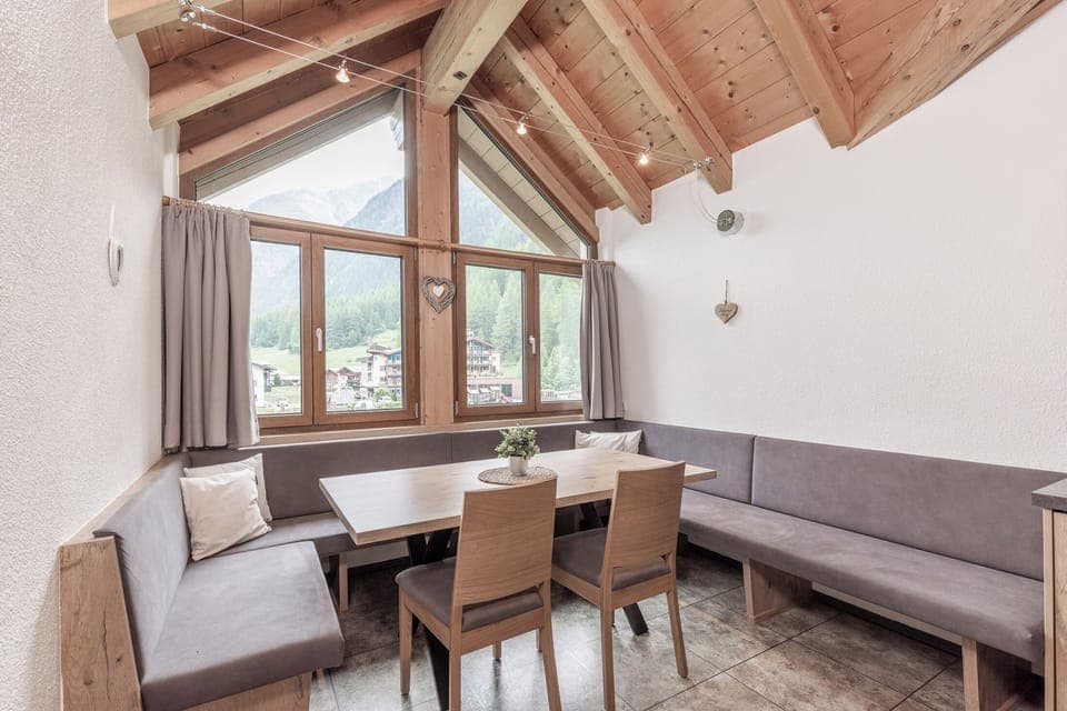 Hypo-allergenic bedding, in-room safe, blackout drapes, free WiFi