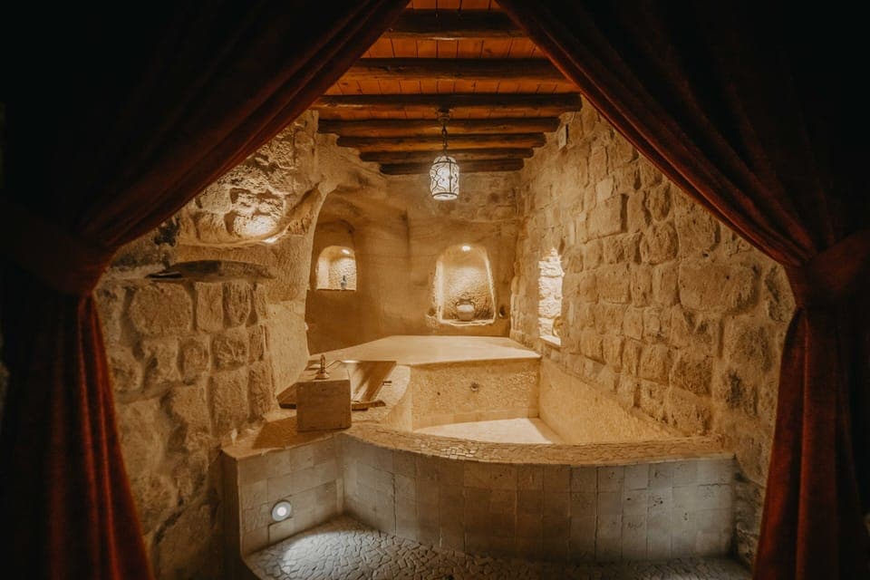 Deluxe Double Room | Bathroom | Shower, hydromassage showerhead, free toiletries, hair dryer