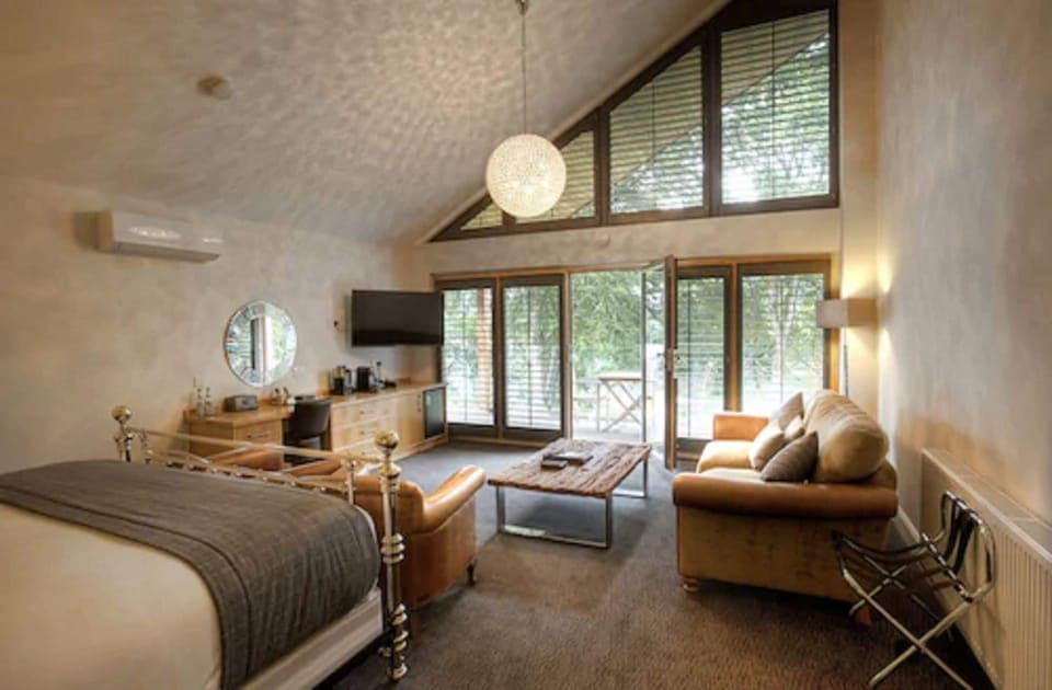 Loch View Lodge Room | Egyptian cotton sheets, premium bedding, pillowtop beds, in-room safe