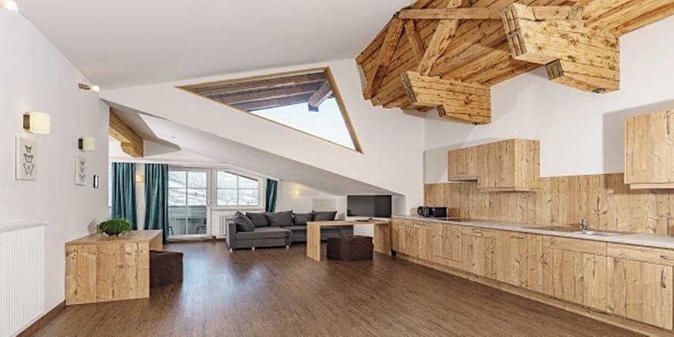 Hypo-allergenic bedding, down comforters, in-room safe, desk