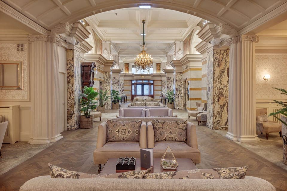 Breakfast, lunch and dinner served