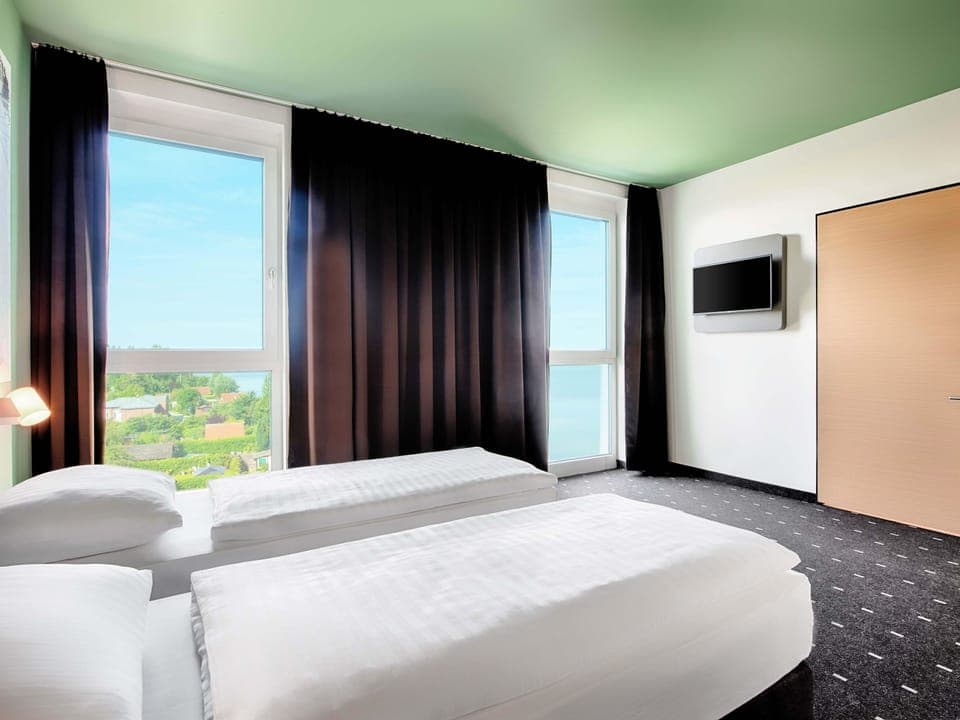 Hypo-allergenic bedding, desk, free WiFi, bed sheets