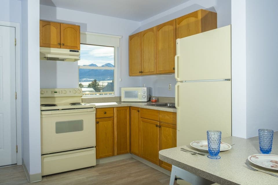 Microwave, oven, coffee/tea maker, toaster