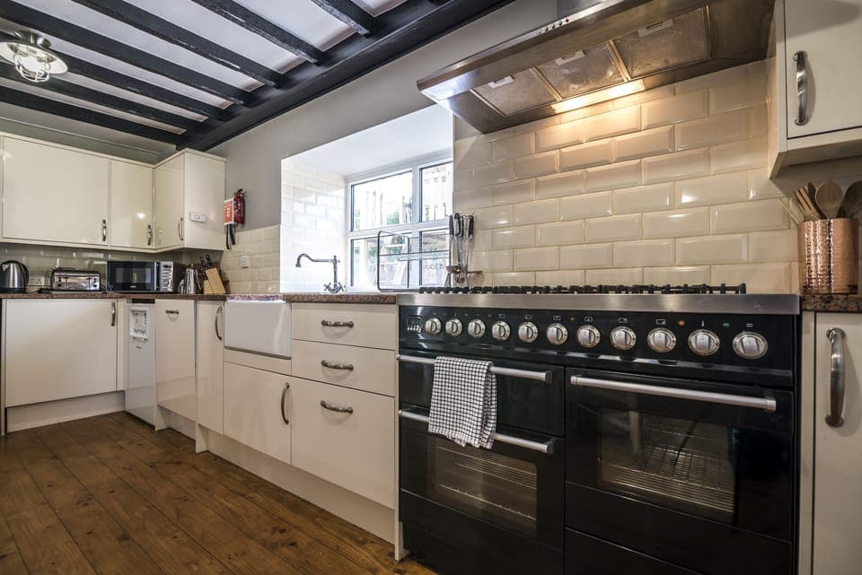 House (4 Bedrooms) | Private kitchen | Full-size fridge, microwave, oven, stovetop