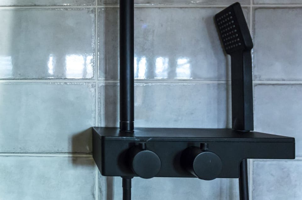 Cottage (2 Bedrooms) | Bathroom shower