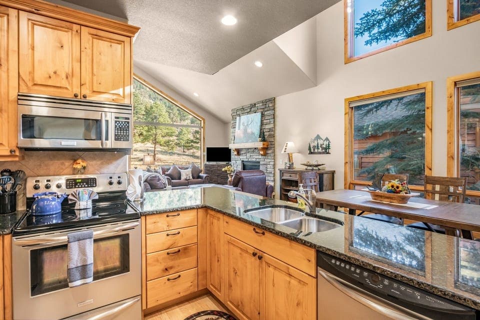 Townhome, 3 Bedrooms | Private kitchen | Fridge, oven, coffee/tea maker, toaster