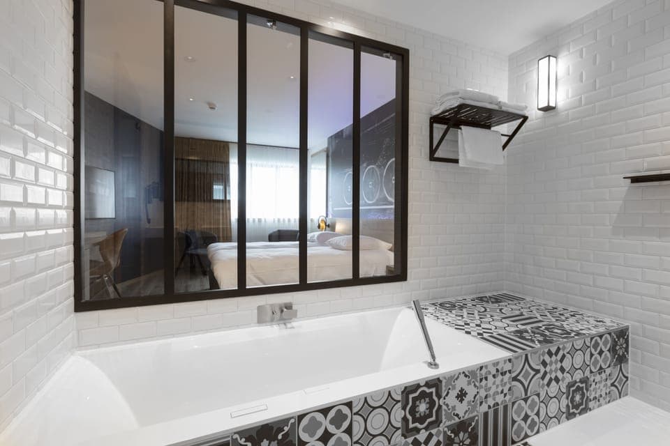 Deluxe Double Room | Bathroom | Free toiletries, hair dryer, towels