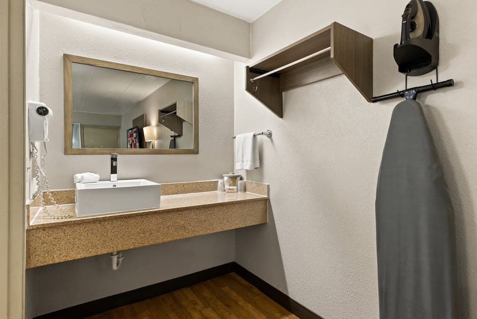 Combined shower/tub, free toiletries, hair dryer, towels