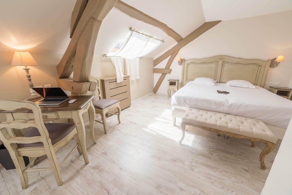 Prestige double room | Hypo-allergenic bedding, Select Comfort beds, desk, free WiFi