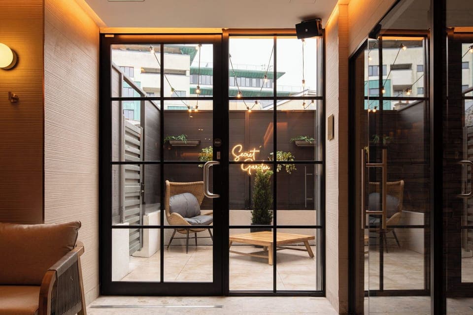 Sauna, hot tub, steam room, 2 treatment rooms