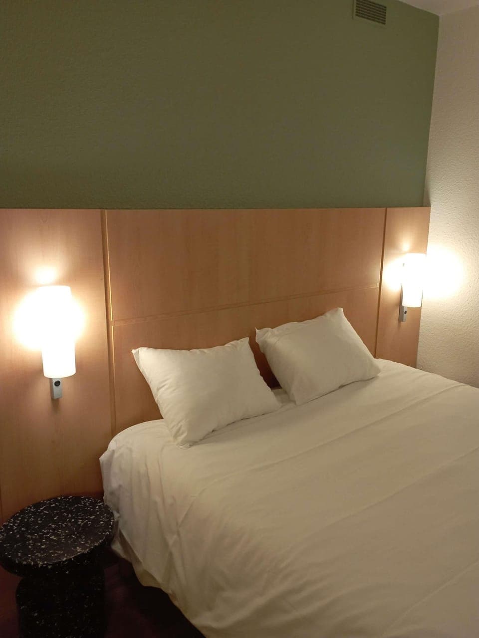 Standard Room, 1 Double Bed | Desk, soundproofing, iron/ironing board, free WiFi