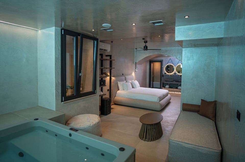 Signature Suite, Private Pool | Egyptian cotton sheets, premium bedding, in-room safe, desk