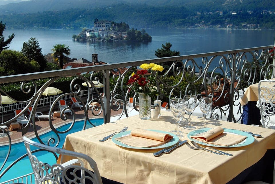 Breakfast, lunch, dinner served; Regional cuisine, alfresco dining 