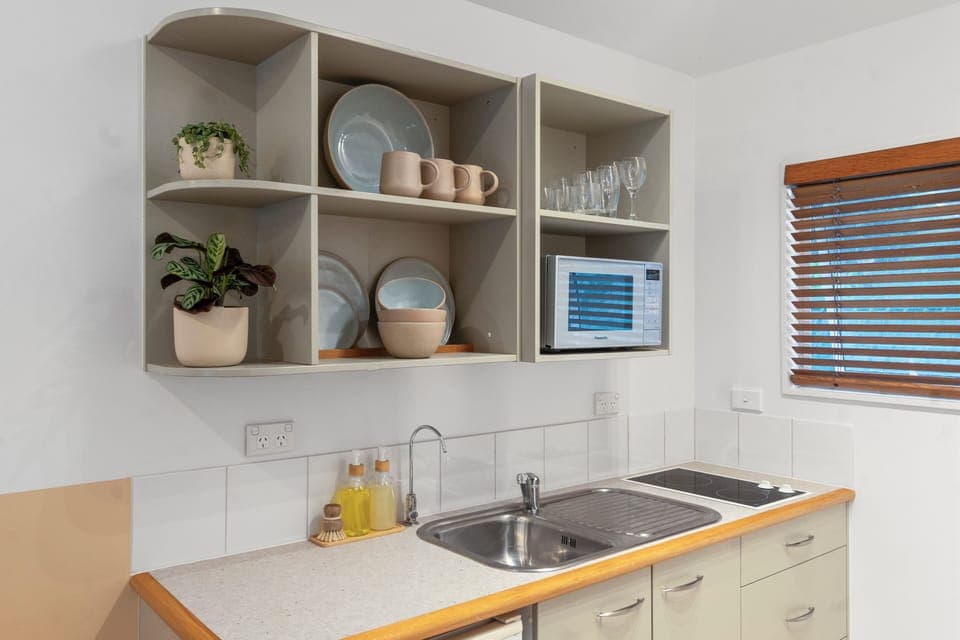 Microwave, coffee/tea maker, electric kettle, toaster